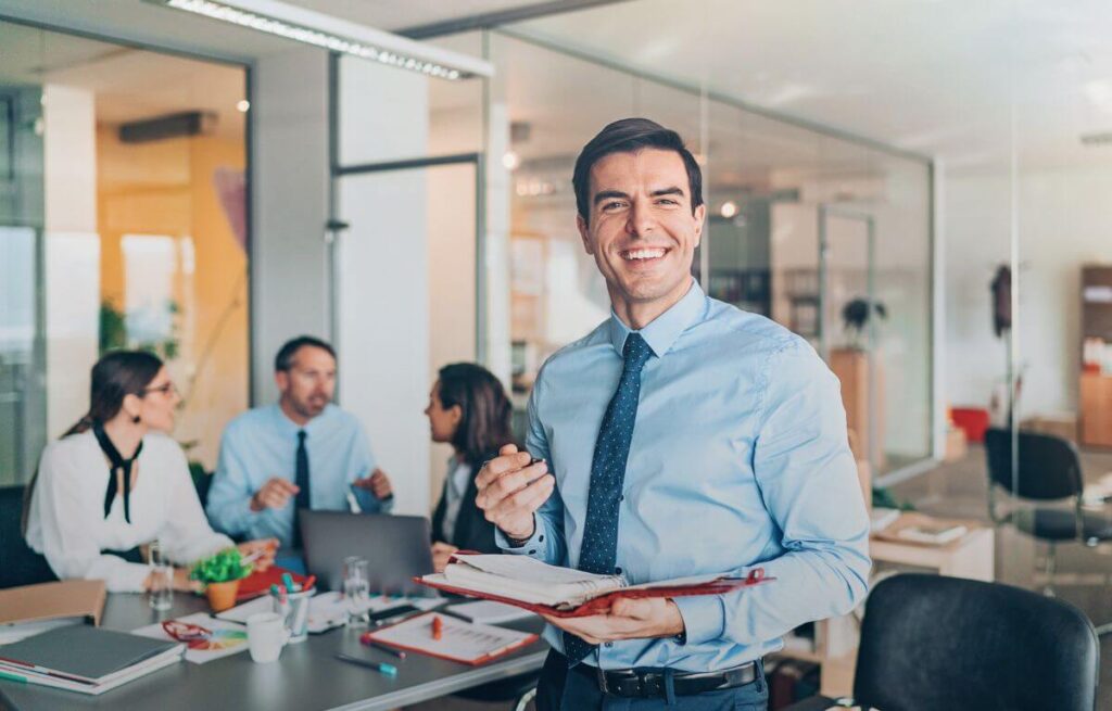 Como departamentos contribuem para a organização empresarial