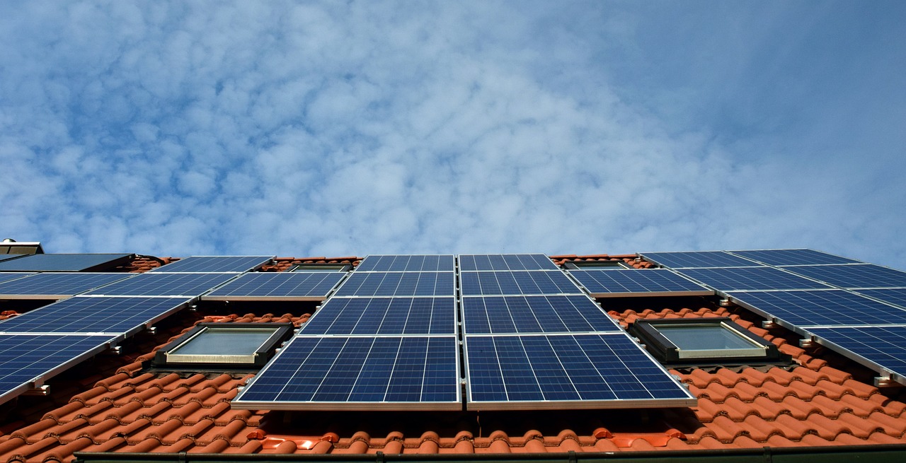 Apesar dos altos custos para instalação, a utilização de energia solar é uma das melhores formas para economizar energia elétrica.