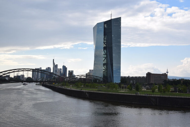 Pote de Moedas | Liberdade Financeira x Independência Financeira: Entenda as Diferenças e Benefícios