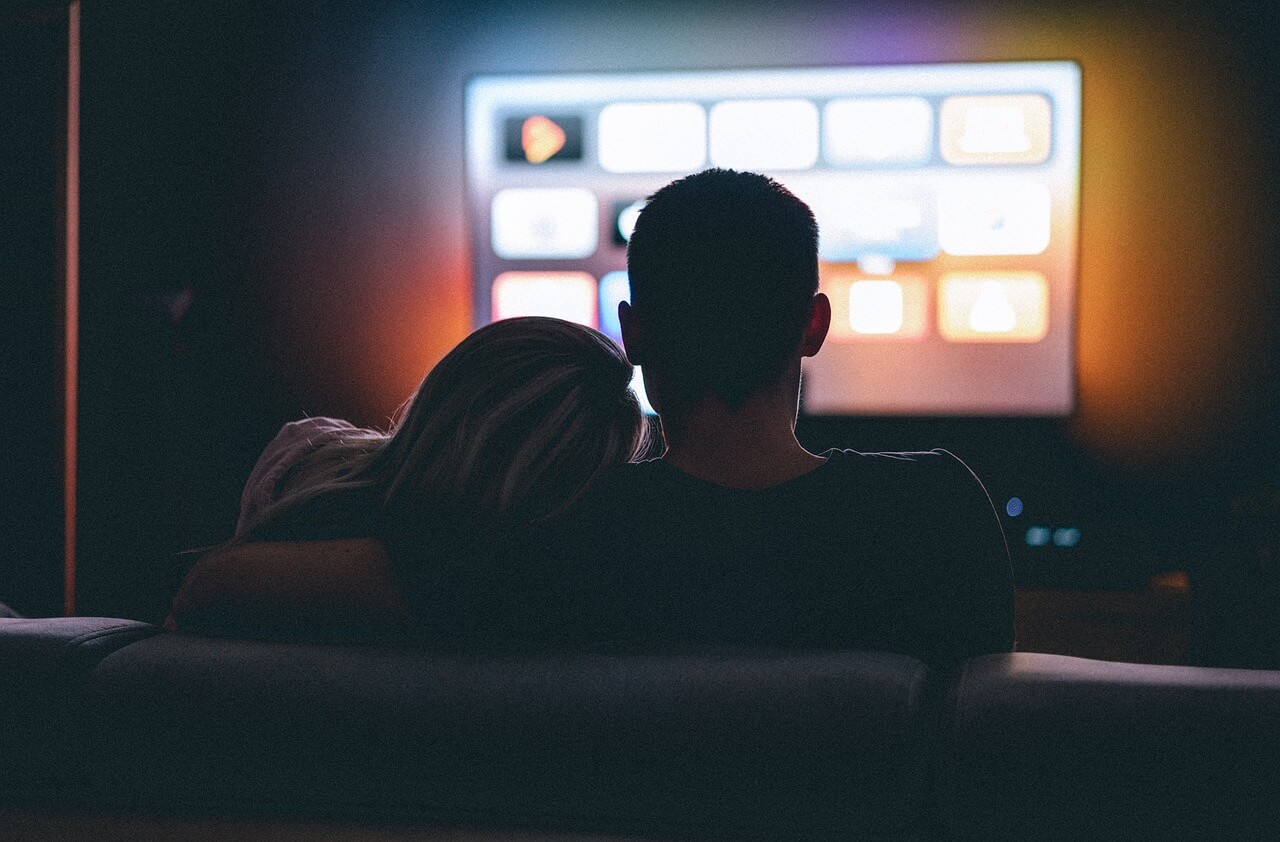 Criar ⁤um roteiro de‍ filmes ​ou séries românticas para ‍uma‌ maratona aconchegante no dia dos namorados