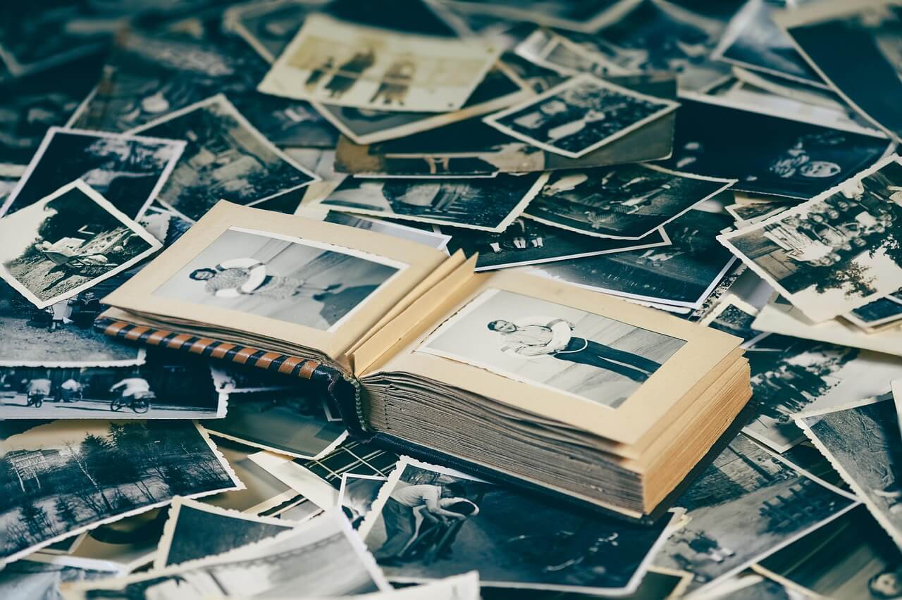 Criar um livro de recordações com fotos, ingressos,⁣ textos e⁢ objetos de datas ⁣importantes