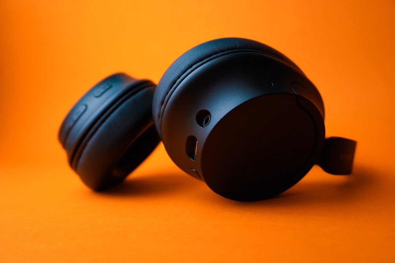 Black Friday: Fones de ouvido sem fio e caixas de som bluetooth, ideais para quem busca mais praticidade no‌ dia a dia