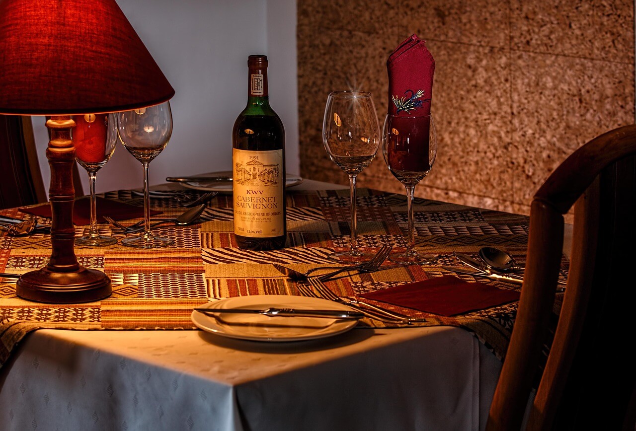 Planejar uma noite​ temática em ⁢casa,‌ com decoração e ⁤menu inspirados em um país favorito ‍do casal