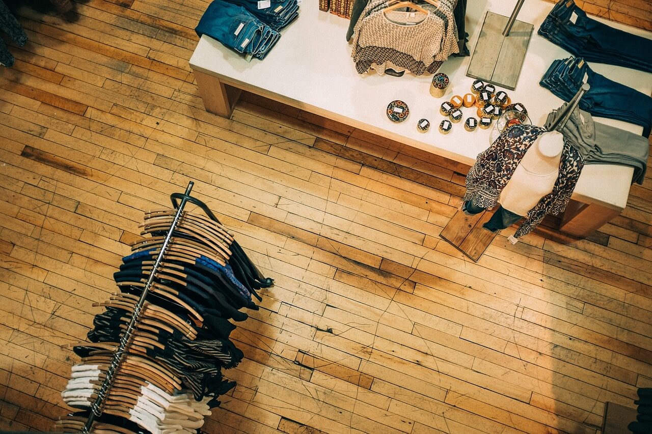 Roupas e calçados das principais ⁣marcas, com‌ promoções atrativas especialmente para renovação de‍ guarda-roupa